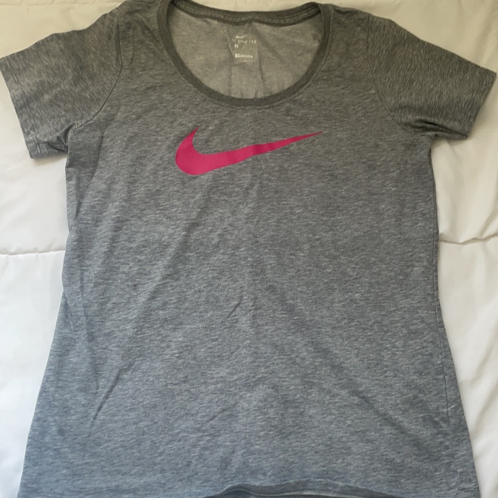 Women’s Nike Shirt!! - Picture 3 of 3